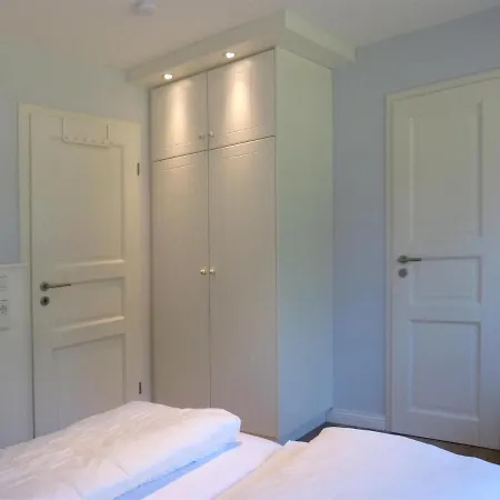 Friesenhaushaelfte Backbord * 内伯尔