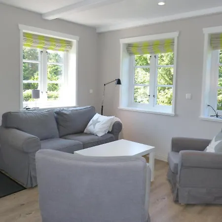 Friesenhaushaelfte Backbord 度假居 内伯尔